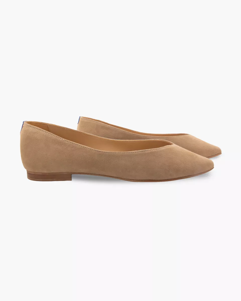 Beige suede pointed slippers