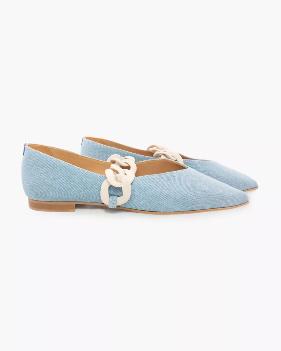 Light Denim pointy slippers with Cream chain