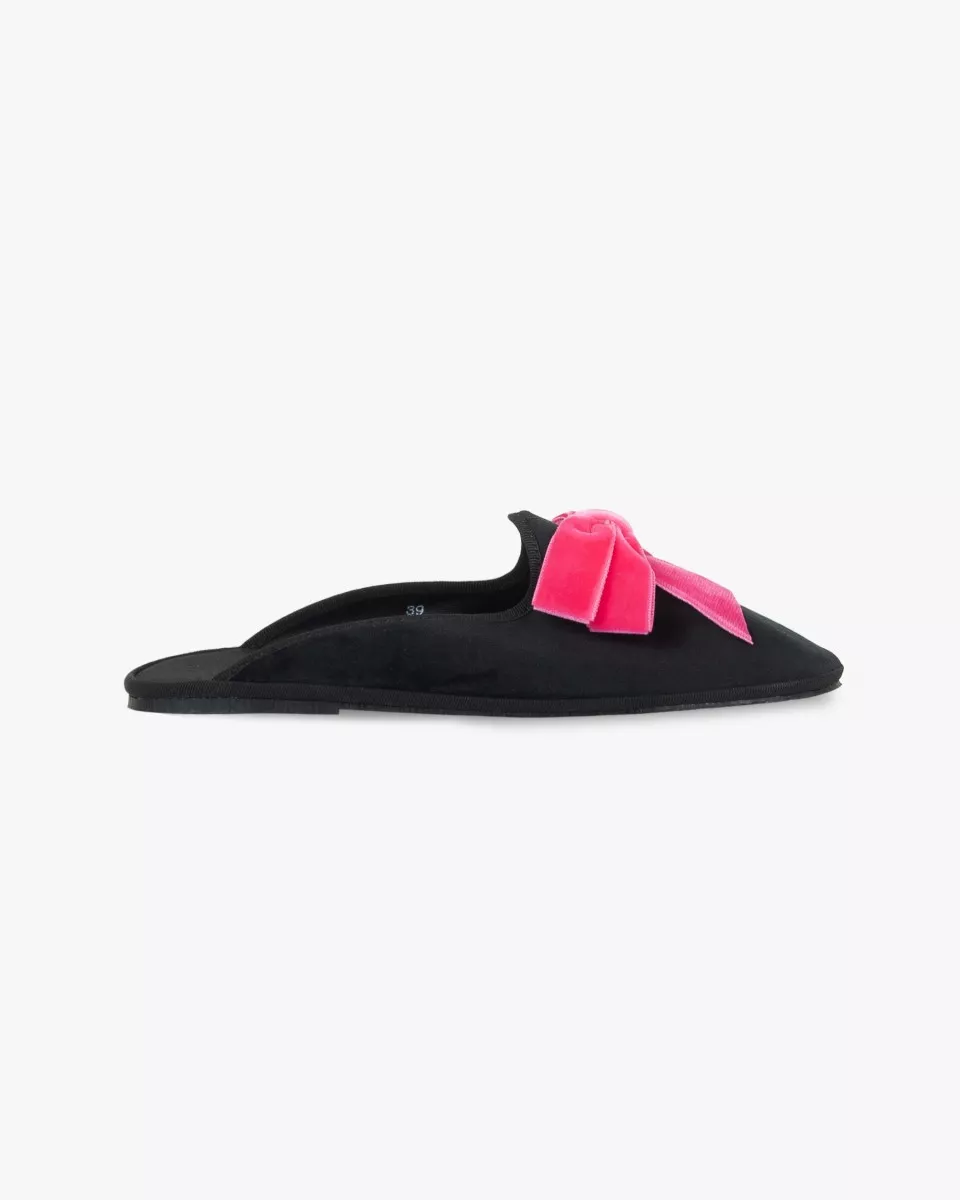 Furlanes mules in Black velvet with a Pink bow
entirely made by hand in Italy (Venice/Friuli)