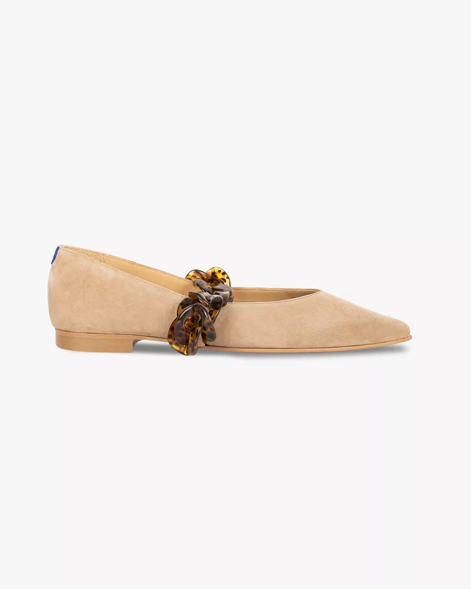 Beige pointy slippers with turtle shell chain