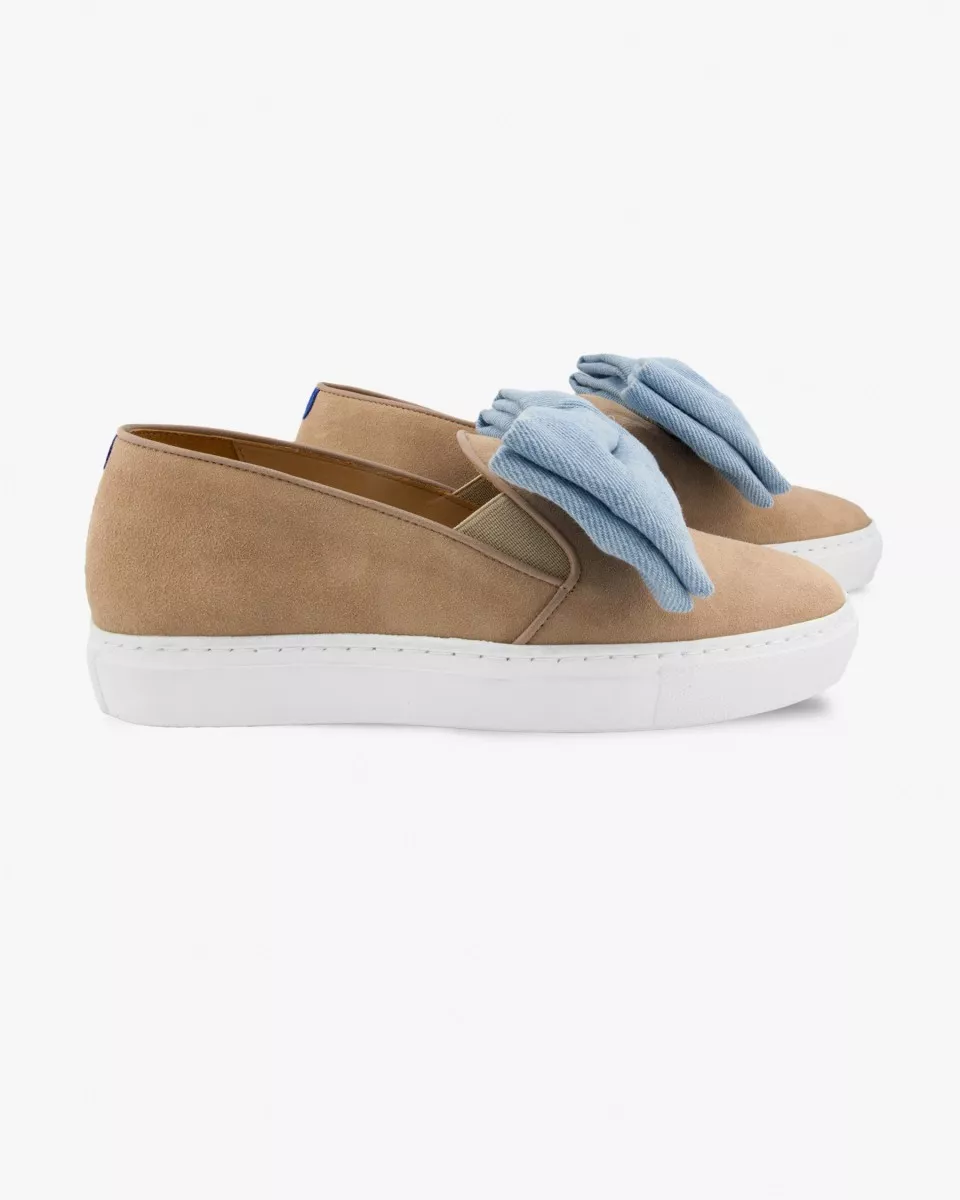 Slip-ons in Camel Suede with a light denim bow