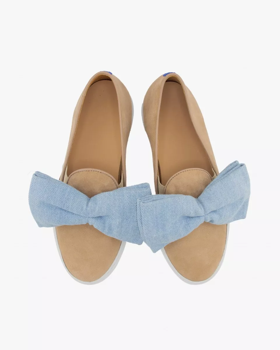 Slip-ons in Camel Suede with a light denim bow